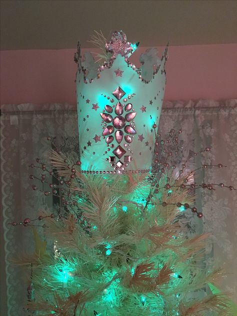 I made my own "Glinda crown" tree topper! It's not an identical look, but I am pretty darn happy with it!! Wizard Of Oz Christmas Tree Ideas, Wicked Christmas Tree, Glinda Crown, Wicked Christmas, Wicked Birthday, Wicked Party, Wizard Of Oz Theme, Not In Kansas Anymore, I Am Pretty