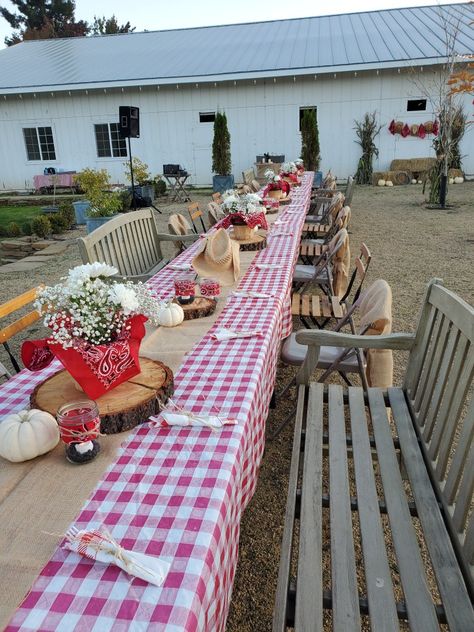 Western Graduation Party Ideas, Western Graduation Party, Western Graduation, Country Western Parties, Ranch Party, Bbq Event, Country Birthday Party, Cowboy Themed Birthday Party, Barbie Cowgirl