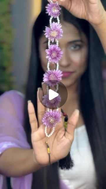 Haldi Floral Jewelry Real Flowers, Real Flower Jewellery For Haldi Bridal, Real Flower Hairstyle, Fresh Flowers Jewellery, Haldi Jewellery Bridal Flowers, Real Flower Jewellery For Haldi, Haldi Floral Jewelry, Floral Jewellery For Haldi, Floral Hairstyles