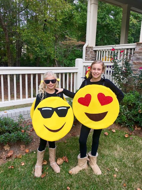 DIY Emoji Costumes. How to make your own Emoji Costume for Halloween. Super easy instructions! Emoji Costume Diy, Emoji Halloween Costume, Emoji Costume, Emoji Christmas, Emoji Party, Costume For Halloween, Christmas Play, Last Minute Halloween Costumes, Group Halloween Costumes