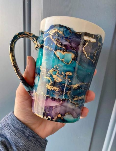 Resin Coffee Cups, Resin Cups Ideas, Resin Mugs, Resin Cups, Epoxy Cups, Alcohol Ink Crafts, Glitter Tumbler Cups, Diy Mugs, Acrylic Pouring Art