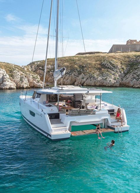 Cruising catamarans - Fountaine Pajot | The world reference Dream Family Vacation, Catamaran Pictures Ideas, Catamaran Aesthetic, Catamaran Living, Fountaine Pajot, Catamaran Boat, Boat Vacation, Cruise Italy, Sail Yacht