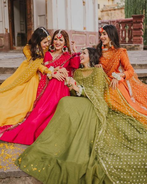 Mehndi Dress For Bridesmaid, Haldi Dress For Bride Sister, Shadi Photoshoot, Dress For Bride Sister, Haldi Dress For Bride, Pakistani Bridesmaids, Mehendi Dress, Party Poses, Ceremony Outfit