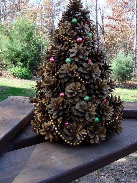 Pine Cone Christmas, Pine Cone Christmas Tree, Christmas Cones, Christmas Pine Cones, Pine Cone Art, Cone Trees, Alternative Christmas, Cone Christmas Trees, Pine Cone Decorations