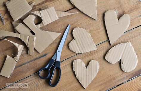 Couple Dinner, Rustic Valentine Decor, Rustic Hearts, Crafting Decor, Cadeau St Valentin, Diy Valentine's Day Decorations, Rustic Valentine, Diy Heart, Funky Junk Interiors