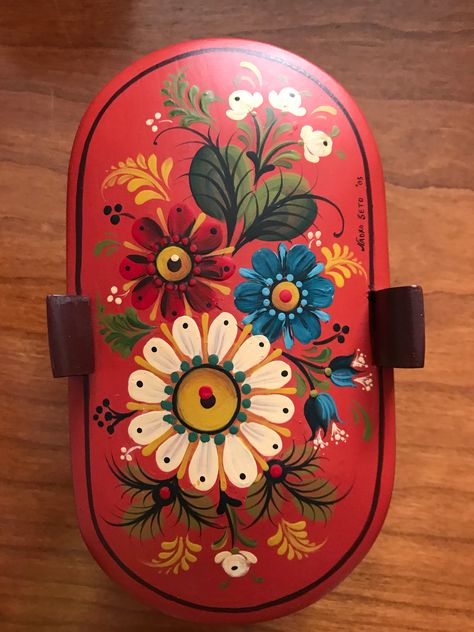 Norwegian Art Paintings, Norwegian Floral Design, Norwegian Painting, Os Rosemaling, How To Start Painting, Norwegian Art, Rosemaling Pattern, Norwegian Folk Art, Norwegian Rosemaling