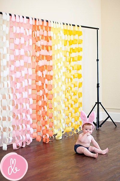 55 Awesome DIY Photography Backdrops - PhotographyPla.net Diy Fotokabine, Diy Photo Booth Backdrop, Photography Backdrops Diy, Diy Photo Backdrop, Booth Backdrops, Paper Chain, Paper Chains, Diy Photo Booth, Easter Photos