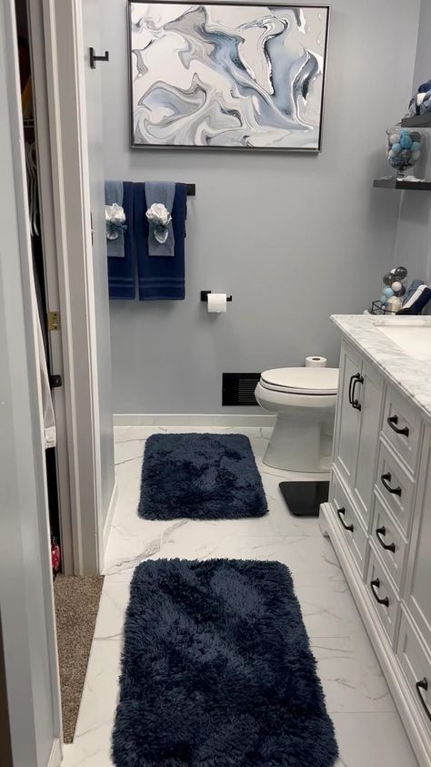 Black Blue Bathroom, Navy Blue Bathroom Decor, Navy Blue Bathroom, Navy Blue Bathrooms, Girl Apartment Decor, Bathroom Decor Themes, Blue Bathroom Decor, Restroom Decor, Interior Design Per La Casa