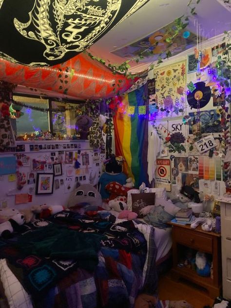 Room Ideas Chaotic, Dreamcore Room Ideas, Chaotic Bedroom Ideas, Chaoscore Room, Grunge Loft Bedroom, Chaotic Room Decor, Junk Room Aesthetic, Weirdcore Bedroom Ideas, Weirdcore Room Ideas