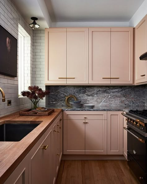 7 Kitchen Cabinet Colors We Can’t Stop Swooning Over Top Kitchen Designs, Pink Cabinets, Japanese Apartment, Desain Pantry, Kabinet Dapur, Interior Vintage, Kitchen Design Trends, Kitchen Cabinet Colors, Pink Kitchen