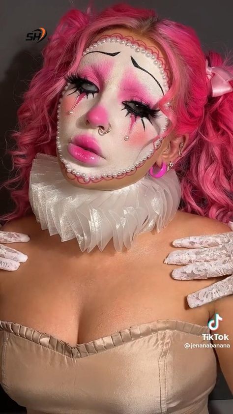 Creepy Clown Makeup Tutorial, Cute Sfx Makeup Ideas, Hot Clown Makeup Women, Clown Hair Ideas, Halloween Creative Makeup, Angry Clown Makeup, Circus Makeup Pretty, Gory Makeup Ideas, Sfx Clown Makeup