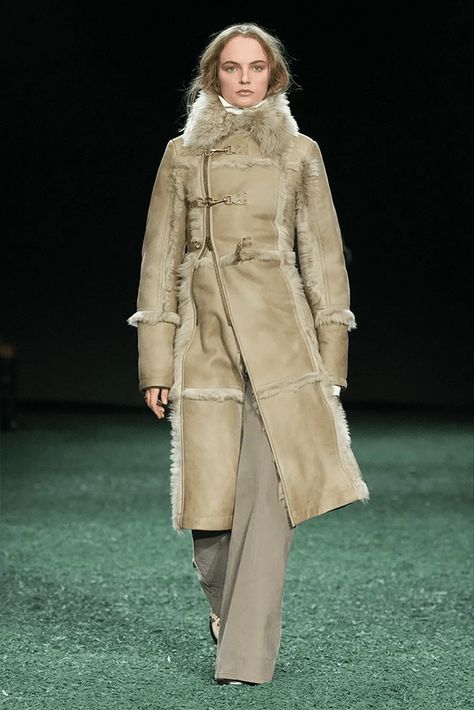 Fall Ready To Wear, Fw 2024, Jeans Beige, Beige Coat, Burberry Prorsum, Autumn Thanksgiving, Fall 24, High Life, Fashion 2024