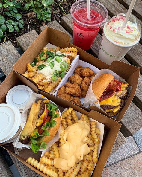 LONDON FOOD BLOGGER on Instagram: “We took a trip to @shakeshackuk in Victoria Street (multiple locations across London) to grab a good burger and some of the new items on…” Burger Truck Street Food, Burger Food Truck, Takeaway Food, Street Food Business, London Food, Good Burger, Burger Recipes, Food Containers, Food Obsession