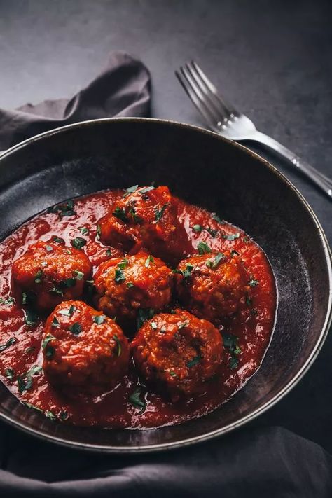 Jamie Oliver's five-ingredient meatballs that take under 30 minutes to cook 5 Ingredient Recipes Jamie Oliver, Best Jamie Oliver Recipes, Jamie Oliver Recipes 15 Minute Meals, Jamie Oliver Recipes 5 Ingredients, Jamie Oliver Meatballs, Jamie Oliver 30 Minute Meals, Jamie Oliver 5 Ingredients, Jaime Oliver, Greek Recipe