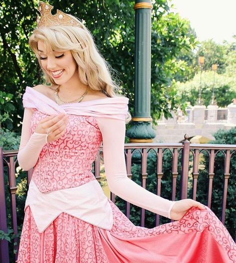 aurora sleeping beauty Princess Aurora Dress, Sleeping Beauty Dress, Aurora Costume, Sleeping Beauty Costume, Rose Costume, Disney World Characters, Disney Face Characters, Disney Photography, Disney Sleeping Beauty