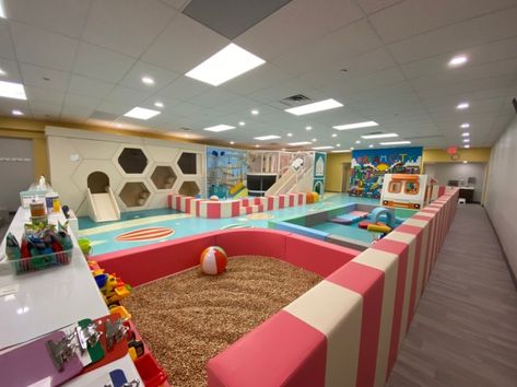 Inside Scoop: NYC's Best Indoor Playgrounds - Tinybeans Indoor Play Cafe, Inside Playground, Indoor Playground Business, Indoor Playground Ideas, Kids Play Centre, Decorating Nursery, Playroom Decor Ideas, Indoor Playground Design, Kids Indoor Play