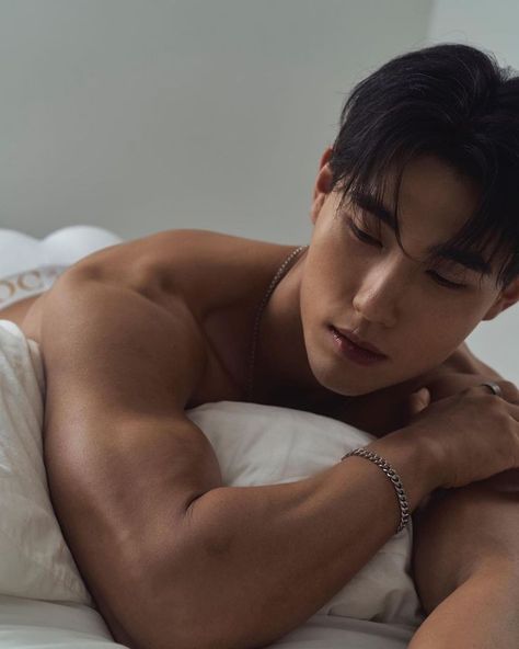 Hot Korean Men Shirtless, Good Looking Asian Men, Dimples On Guys, Muscled Man Reference, Male Anatomy Muscles, Men’s Anatomy, Korean Modeling Men, Buff Japanese Men, Korean Men Drawing