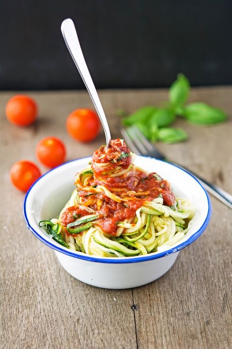 Zucchini Spaghetti (Zoodles) with Marinara Sauce Paleo Pasta Recipe, Vegetable Spaghetti, Zucchini Spaghetti, Zoodle Recipes, Marinara Sauce Homemade, Diner Recept, Spiralizer Recipes, Homemade Marinara, Spaghetti Recipes