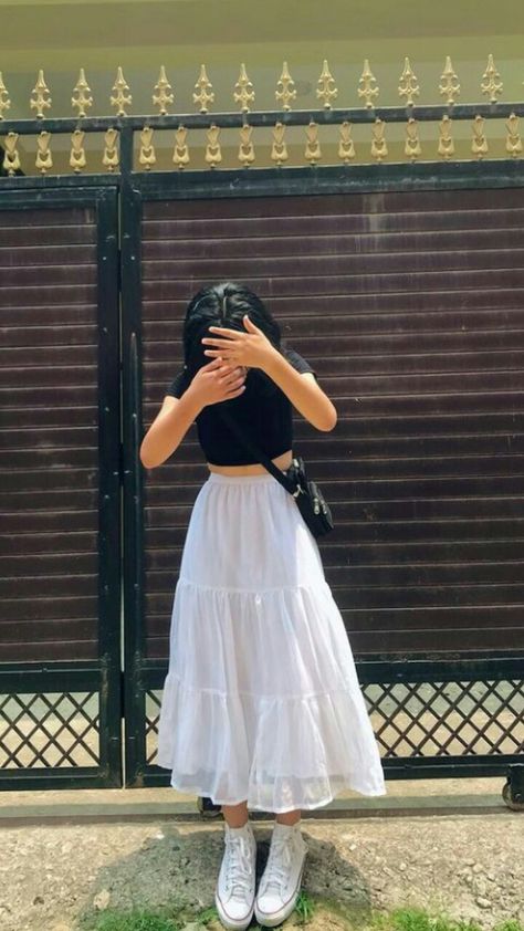 White Skirt Outfits, Simple Style Outfits, Mode Hippie, Long Skirt Outfits, Desi Fashion Casual, Fashion Top Outfits, Everyday Fashion Outfits, Casual Day Outfits, Elegante Casual