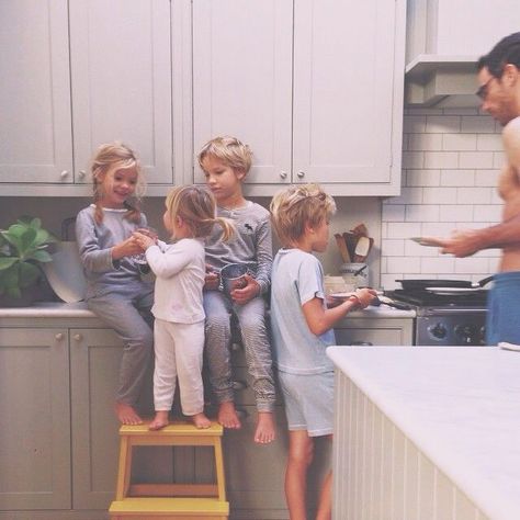 Erin... You will have 4 little blonde kids running around someday. I call it. Dream Family, Future Mom, Foto Poses, Cute Family, Family Goals, Baby Family, Future Life, Family Love, Future Kids