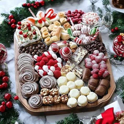 Sweet Platter Ideas Parties, Christmas Dessert Board, Dessert Boards, Charcuterie Ideas, Dessert Board, Holidays Ideas, Magic Christmas, Festive Desserts, Charcuterie Inspiration