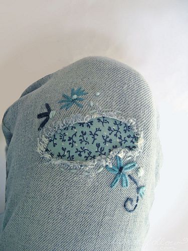 I patched my favorite old jeans with a little embroidery. :)  I spilled bleach on my favorite jeans, so I need to make a clever patch!!! Rattoppare I Jeans, Artisanats Denim, Diy Sy, Sew Ins, Denim Ideas, Denim Crafts, Creation Couture, 자수 디자인, Jeans Diy