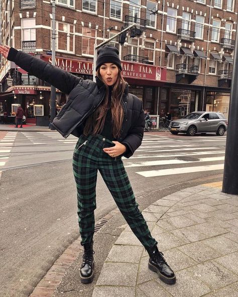 Fall Street Wear, Martens Outfit, Dr Martens Outfit, Winter Mode Outfits, Fashion Trends Winter, Foto Poses, Winter Mode, Fall Street Style, Plaid Pants