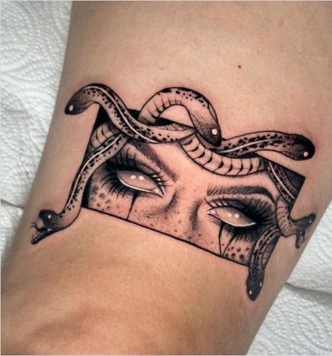 Small Simple Tattoo Ideas, Medusa Tattoos, Simple Tattoo Ideas, Medusa Tattoo Design, Medusa Tattoo, Tattoo Ideas For Women, Knee Tattoo, Discreet Tattoos, Subtle Tattoos