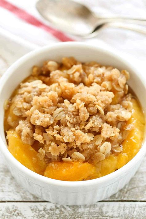 An easy Peach Crisp made with fresh, juicy peaches and a delicious crispy topping. Easy Peach Crisp, Peach Crisp Recipe, Peach Dessert Recipes, Peach Crumble, Peach Crisp, Fruit Crisp, Peach Desserts, Simple Dessert, Canned Peaches