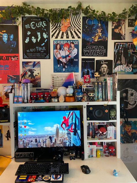 Future Bedroom Ideas, Nerd Room, The Wombats, Cool Room Decor, Desk Wall, Chill Room, Retro Room, Desk Inspo, Cool Room