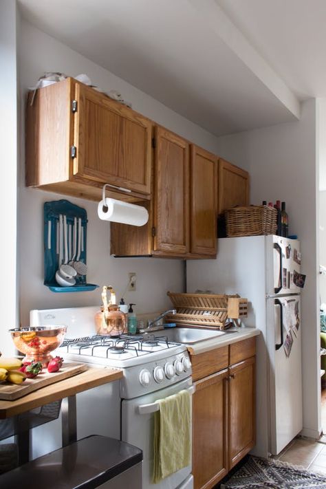 Here four designers share the smartest ways to make your rental kitchen feel more like home. Rental Hacks, Kitchen Decoration Ideas, Decorating Apartment, Apartment Hacks, Small Apartment Kitchen, Rental Kitchen, Trendy Apartment, Kitchen Makeovers, Decor Ikea