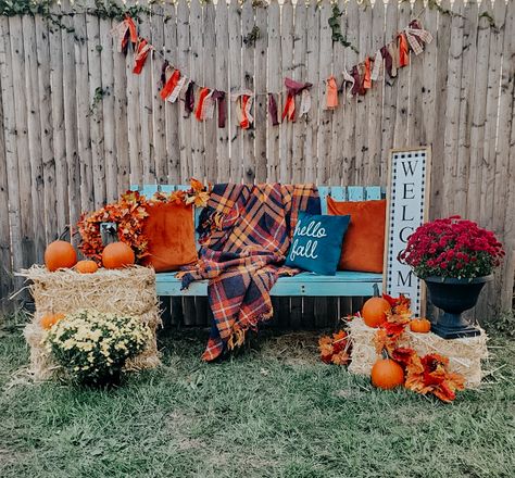 Fall Photo Booth Ideas Diy, Fall Festival Photo Backdrop Ideas, Fall Photo Wall, Fall Photo Booth Backdrop, Fall Photobooth, Fall Photo Op, Picture Backdrop Ideas, Pumpkin Spice Party, Outdoor Fall Party