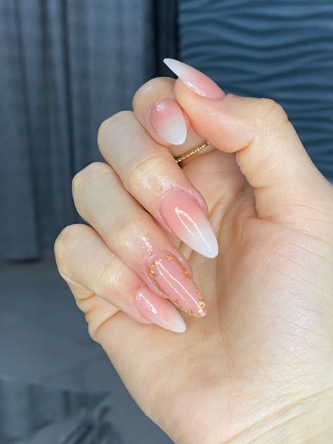 Baby boomer con hoja de oro Almond Baby Boomer Nails, Baby Boomer Colores, Baby Boomer Nails Color, Baby Boomer Nails Decoradas, Baby Boomer Nails, Baby Boomers Nails, Baby Glitter, Uñas Acrilicas, Baby Boomer