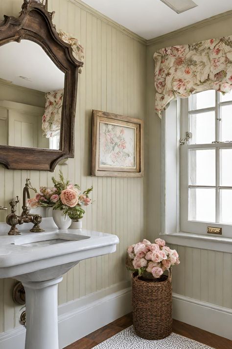 Shabby Chic Decor Bathroom, Hygge Bathroom Ideas, Powder Room Ideas Farmhouse, French Country Cottage Bathroom, Hygge Bathroom, Farmhouse Chic Bathroom, English Cottage Bathroom, Cottage Bathroom Decor, Country Cottage Bathroom