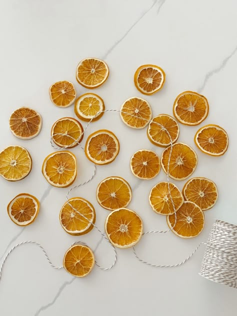 How to Make Oven Dried Orange Slices Gift Jars Ideas, Boho Chic Christmas Tree, Christmas Gift Jars, Travel Christmas Tree, Boho Chic Christmas, Dried Orange Garland, Sustainable Christmas Decorations, Christmas Crafts Sewing, Navidad Natural