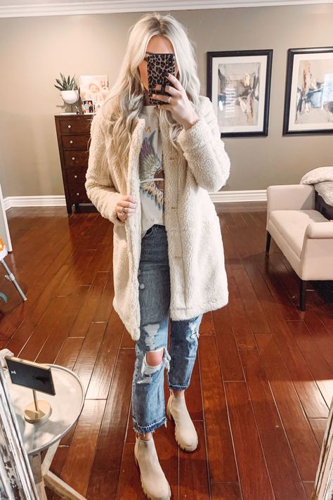 Howler Boot Outfits, Howler Bootie Outfit, Beige Booties Outfit, Cream Booties Outfit, Western Booties Outfit, Booties Outfit Fall, Stylish Mom Outfits, Business Casual Jeans, Booties Outfit