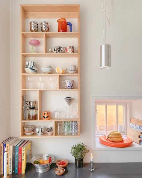 apt 🛋️ • Instagram Minimalistic Shelves Decor, Small Apartment Pantry, Space Thoughts, Corner Kitchen Layout, Apartment Pantry, Apartment Downtown, Kitchen Shelves Styling, Bookshelf Kitchen, Japandi Furniture