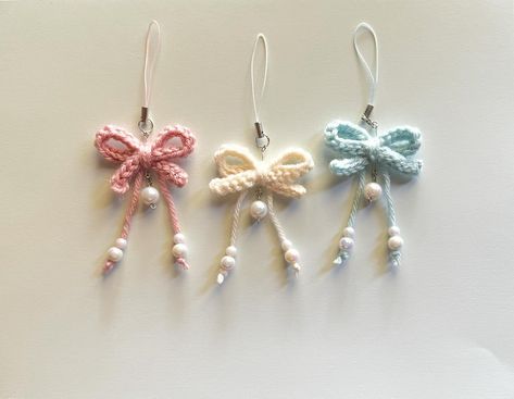 Cute crochet bow phone charms🎀 Link in bio <3 Crochet With Beads Ideas, Crochet Keychain No Sew, Quick Small Crochet Projects, Crochet Bow Keychain, Small Crochet Gift Ideas, Crochet Phone Charm, Phone Charms Diy, Crochet Easy Projects, Crochet Charms