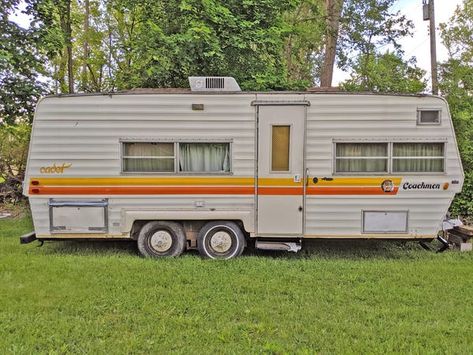 A woman transforms vintage RVs into dream vacation spots - Insider Retro Trailers, Retro Rv, Camper Renovations, Retro Trailer, Rv Redo, Small Travel Trailers, Rv Motorhomes, Camper Redo, Caravan Ideas