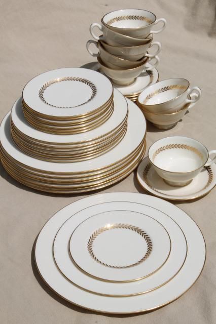 White And Gold Dinnerware, Crockery Design Dinner Sets, Dinnerware Sets Luxury, Hogwarts Great Hall, Warner Brothers Studio, Dinnerware Set Modern, Kitchen Decor Collections, Rose Gold Kitchen, Crockery Design