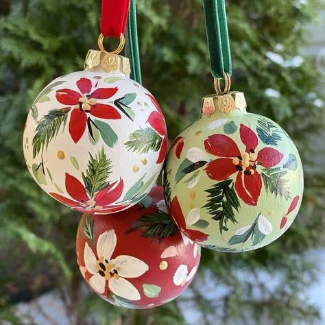 Christmas Ornaments Design Ideas, Painted Ornament Balls, Handpainted Christmas Balls, Hand Painted Christmas Balls Easy, Hand Painted Ornament Ideas, Hand Painted Ceramic Ornaments, Diy Hand Painted Ornaments, Handpainted Christmas Ornament, Decorating Ornaments Ideas