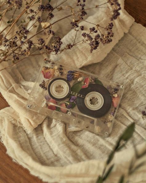 Paper Flowers Photography, Vintage Traveling Aesthetic, Spring Vibes Aesthetic Vintage, Paintings Aesthetic Vintage, Aesthetic Pictures Music, Aesthetic Music Pictures, Paper Flowers Aesthetic, Wild Flower Aesthetic, Painting Aesthetic Vintage