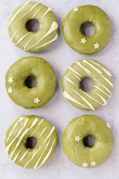 Donat Glaze, Matcha Muffins, Green Donut, Sweet Matcha, Vegan Doughnuts, Donut Art, Donut Dessert, Matcha Benefits, Matcha Recipe