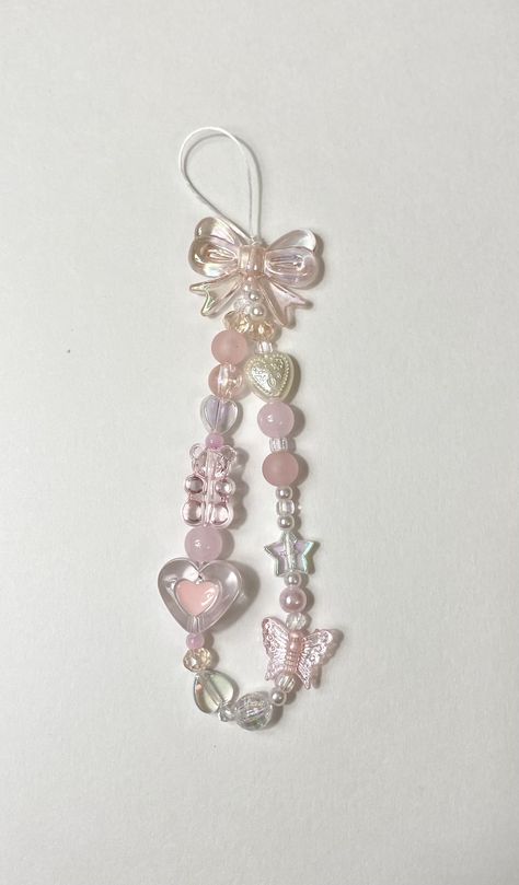 Pink And White Phone Charm, Key Charms Diy, How To Make Lanyards Beads, Handmade Keychains Beads, Diy Phone Lanyard, Cute Beaded Keychains, Phone Keychain Diy, Bead Charms Patterns, Kpop Phone Charms