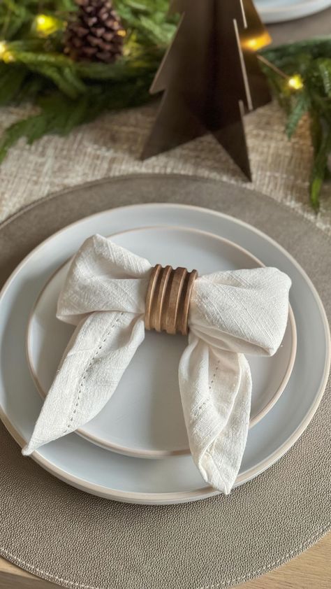 Napkin Folding Flower, Napkin Ring Folding, Creative Napkin Fold, Rehearsal Dinner Napkins, Beaded Tassels Diy, Cloth Napkin Folding, Easy Napkin Folding, Round Wedding Tables, Napkin Folding Ideas