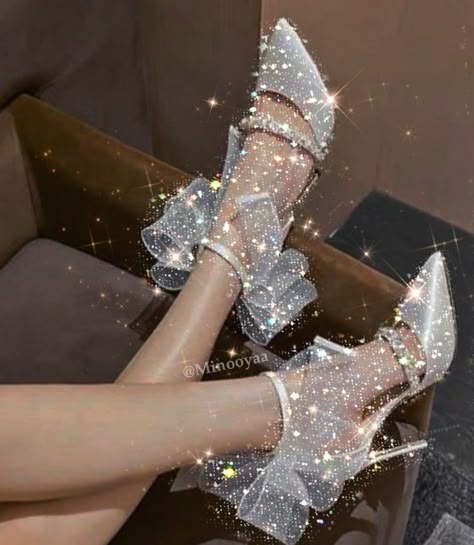 High Heels Aesthetic Glitter, Glamor Aesthetic, Shimmer Aesthetic, Glitter Clothes, Glittery Shoes, Fancy Heels, Glitter Fashion, Heels Aesthetic, Fashion Background