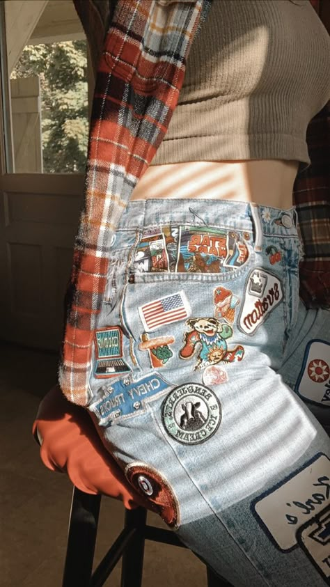 Patchy Jeans Outfit, Patches On Pants Ideas, Patches Clothes Ideas, Patch Jean Shorts, Baggy Jeans With Patches, Jeans With Iron On Patches, Iron Patches On Jeans, Denim With Patches, Iron On Patches Jeans