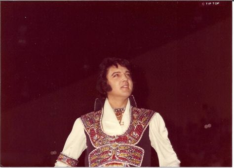 Elvis Presley On Stage, Elvis 1975, Elvis 70s, Army Elvis, Elvis Concert, So Hurt, Elvis Presley Concerts, Elvis Jumpsuits, Elvis Presley Family