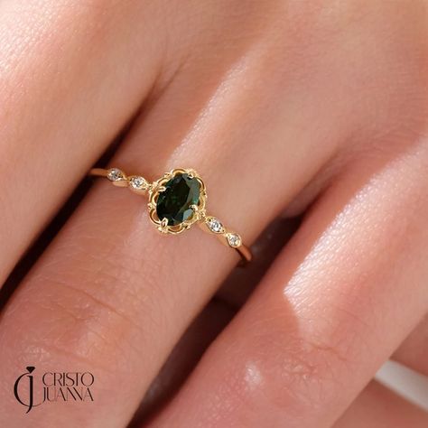 Cristojuanna - Etsy Emerald Ring Design, Green Wedding Rings, Custom Gemstone Rings, Gold Emerald Ring, Pretty Engagement Rings, Emerald Band, Emerald Wedding Rings, Cute Engagement Rings, Emerald Ring Gold