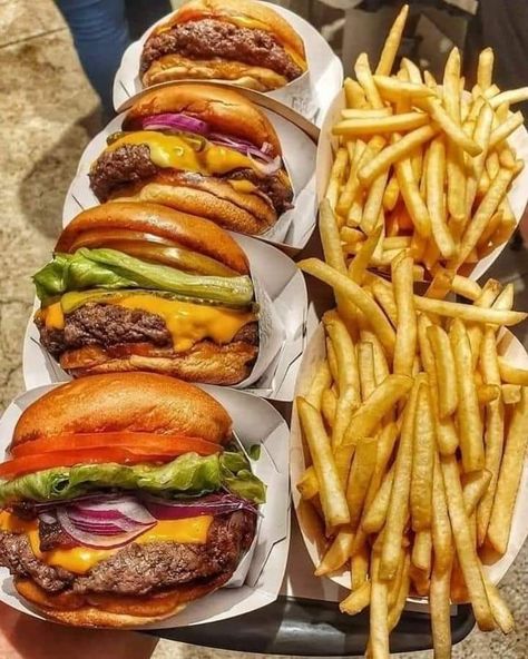 Junk Food Snacks Aesthetic, Butter Burgers, Food Bouquet, Bistro Food, Fast Food Menu, Meal Prep Clean Eating, Junk Food Snacks, Food Babe, Food Goals